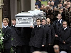 Smuteční průvod vychází z areálu Břevnovského kláštera